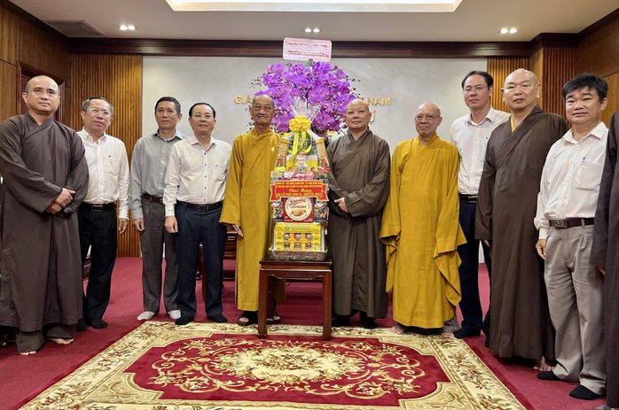 Lãnh đạo TP HCM thăm, chúc mừng Phật giáo Việt Nam - Ảnh 1.