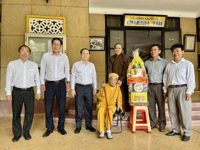 Lãnh đạo TP HCM thăm, chúc mừng Phật giáo Việt Nam - Ảnh 6.