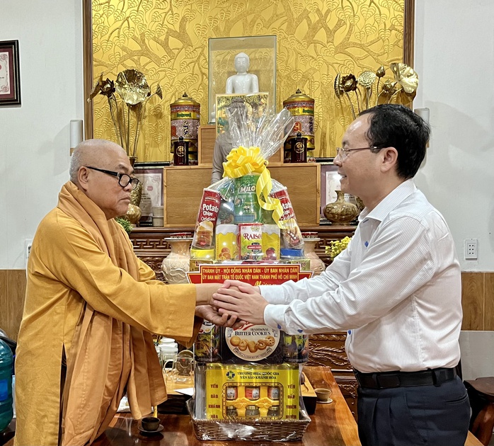 Lãnh đạo TP HCM thăm, chúc mừng Phật giáo Việt Nam - Ảnh 5.