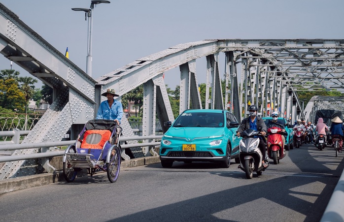 Taxi điện của tỉ phú Phạm Nhật Vượng có mặt tại Huế, giảm 50% cước tháng đầu - Ảnh 3.