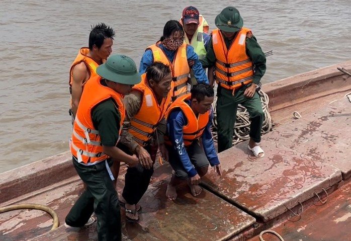 Vật lộn với sóng lớn, bộ đội biên phòng ở Kiên Giang cứu được 4 người - Ảnh 1.