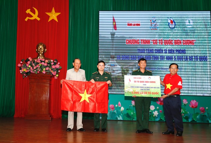 Tặng cờ Tổ quốc, trao học bổng ở vùng biên Tây Ninh - Ảnh 1.