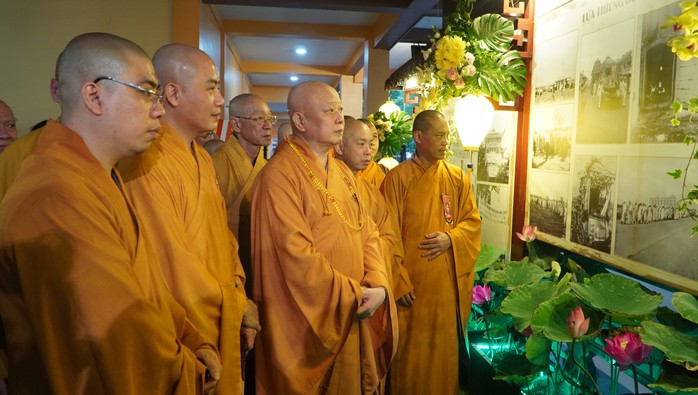 Triển lãm những bức ảnh chưa công bố về Bồ tát Thích Quảng Đức - Ảnh 5. Triển lãm những bức ảnh chưa công bố về Bồ tát Thích Quảng Đức - Ảnh 5.