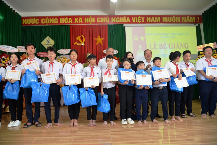 Hơn 2,5 tỉ đồng ủng hộ Trung tâm nuôi dạy trẻ khuyết tật Võ Hồng Sơn - Ảnh 2.