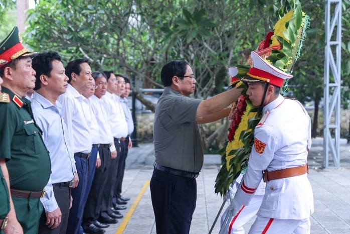 Thủ tướng Phạm Minh Chính dâng hương tưởng niệm các Anh hùng Liệt sĩ tại Nghĩa trang Liệt sĩ Vị Xuyên - Ảnh 1.