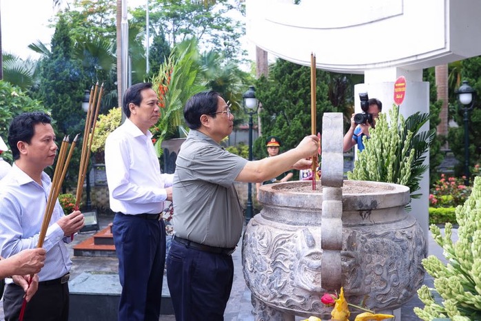 Thủ tướng Phạm Minh Chính dâng hương tưởng niệm các Anh hùng Liệt sĩ tại Nghĩa trang Liệt sĩ Vị Xuyên - Ảnh 3.