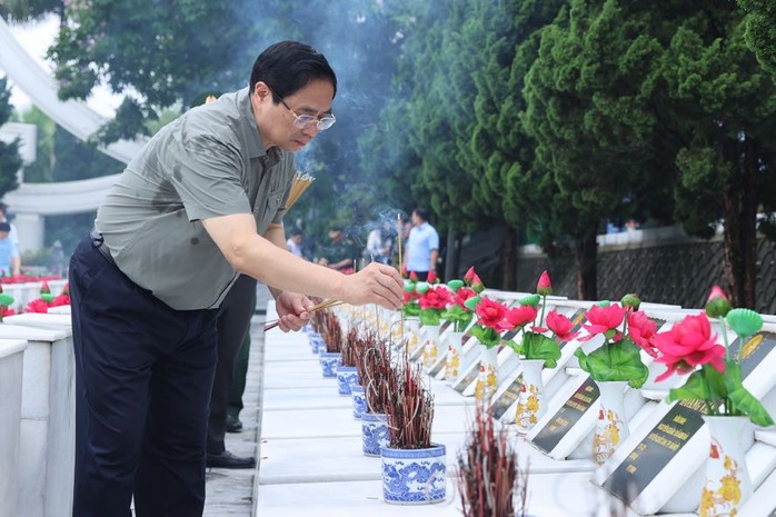 Thủ tướng Phạm Minh Chính dâng hương tưởng niệm các Anh hùng Liệt sĩ tại Nghĩa trang Liệt sĩ Vị Xuyên - Ảnh 4.
