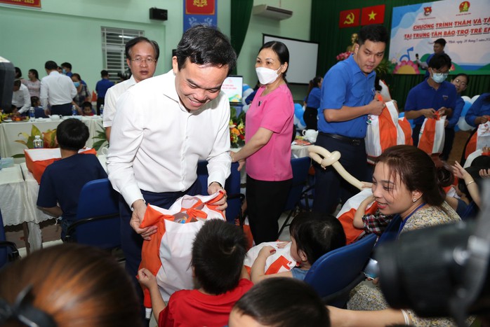 Phó Thủ tướng Trần Lưu Quang xúc động trước tâm sự của trẻ có hoàn cảnh đặc biệt - Ảnh 1.