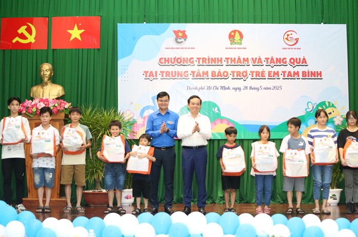 Phó Thủ tướng Trần Lưu Quang xúc động trước tâm sự của trẻ có hoàn cảnh đặc biệt - Ảnh 3.