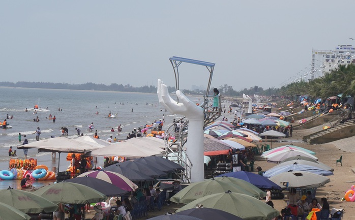 Tỉnh Thanh Hóa lên tiếng về những bàn tay khổng lồ gây tranh cãi ở bãi biển - Ảnh 1.