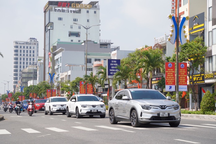 Màn diễu hành khuấy động đường phố Đà Nẵng của dàn ôtô điện VinFast - Ảnh 4. Màn diễu hành khuấy động đường phố Đà Nẵng của dàn ôtô điện VinFast - Ảnh 4.