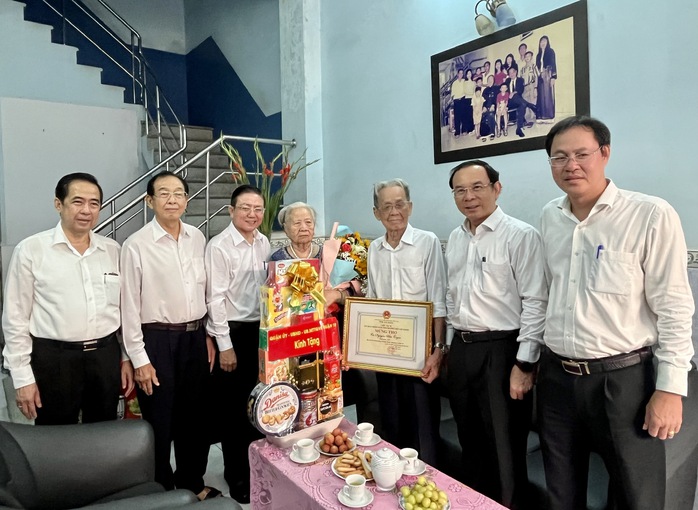 Bí thư Thành ủy TP HCM Nguyễn Văn Nên thăm, chúc mừng người cao tuổi - Ảnh 3.