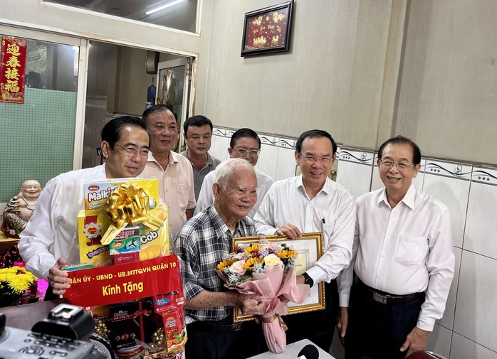 Bí thư Thành ủy TP HCM Nguyễn Văn Nên thăm, chúc mừng người cao tuổi - Ảnh 1.