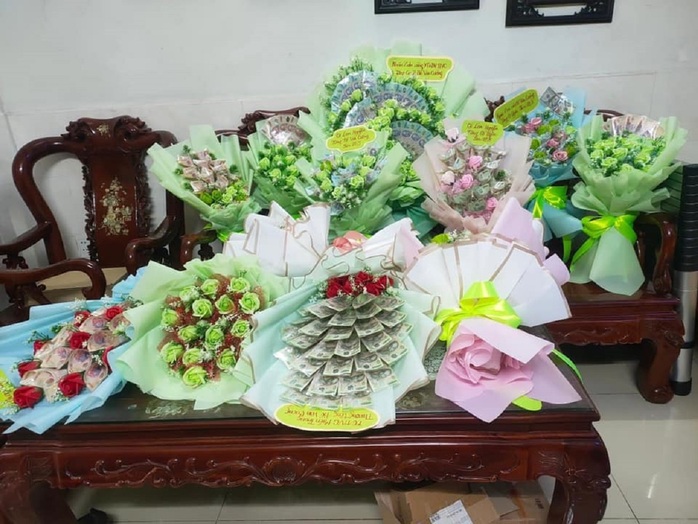 Hồ Văn Cường được fan tặng bó hoa 120 triệu đồng - Ảnh 1.