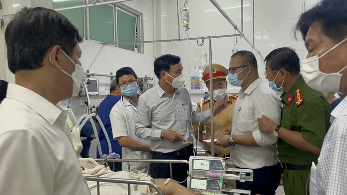 Chủ tịch UBND TP Đà Nẵng thăm nạn nhân vụ tai nạn trên cao tốc La Sơn – Túy Loan - Ảnh 2.