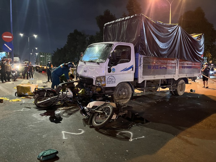 Xe tải tông hàng loạt xe máy dừng đèn đỏ, một người chết tại chỗ - Ảnh 3.