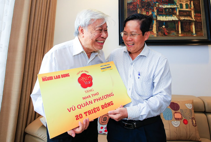 Mai vàng tri ân thăm, tặng quà GS Vũ Minh Giang và nhà thơ Vũ Quần Phương - Ảnh 2.
