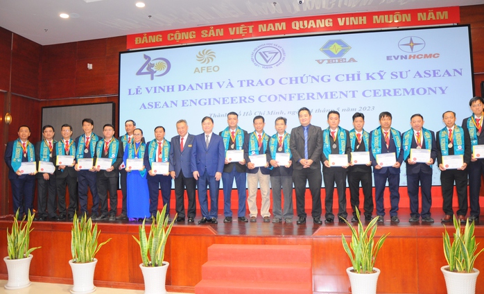Trao chứng chỉ kỹ sư chuyên nghiệp ASEAN cho 123 kỹ sư lĩnh vực điện lực - Ảnh 1.