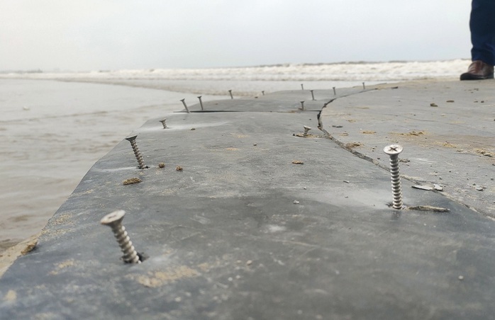 Tỉnh Thanh Hóa lên tiếng về những bàn tay khổng lồ gây tranh cãi ở bãi biển - Ảnh 2.