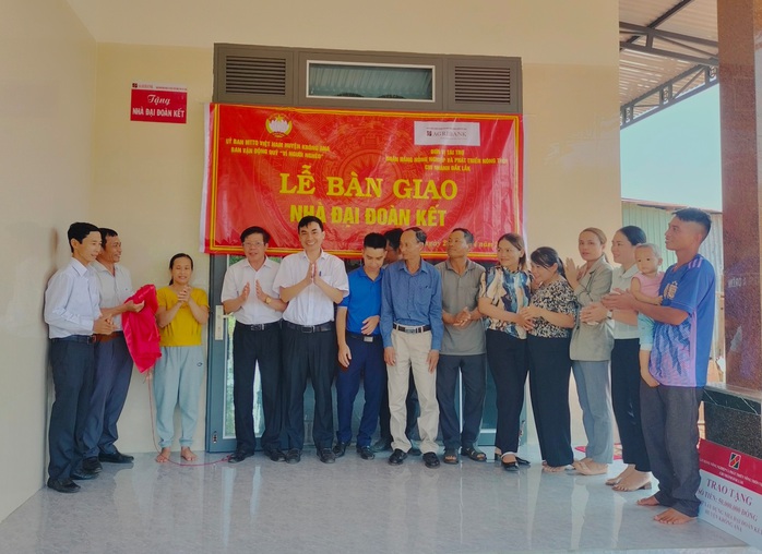 Agribank Đắk Lắk bàn giao nhà Đại đoàn kết do Agribank tài trợ - Ảnh 1. Agribank Đắk Lắk bàn giao nhà Đại đoàn kết do Agribank tài trợ - Ảnh 1.