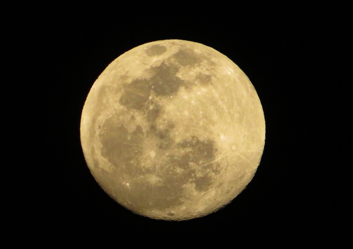 Vì sao trăng cam xuất hiện ở TP HCM trước đêm nguyệt thực? - Ảnh 1.