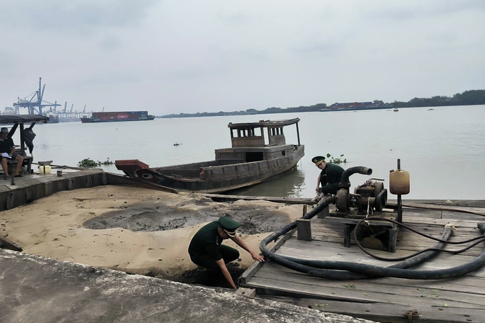 Phát hiện 4 người nghi hút cát trộm dưới sông Đồng Nai - Ảnh 1.
