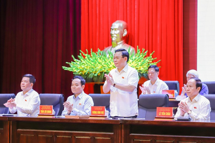 Chủ tịch Quốc hội Vương Đình Huệ tiếp xúc cử tri tại Hải Phòng - Ảnh 4.