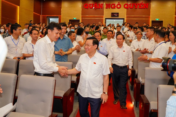 Chủ tịch Quốc hội Vương Đình Huệ tiếp xúc cử tri tại Hải Phòng - Ảnh 3.