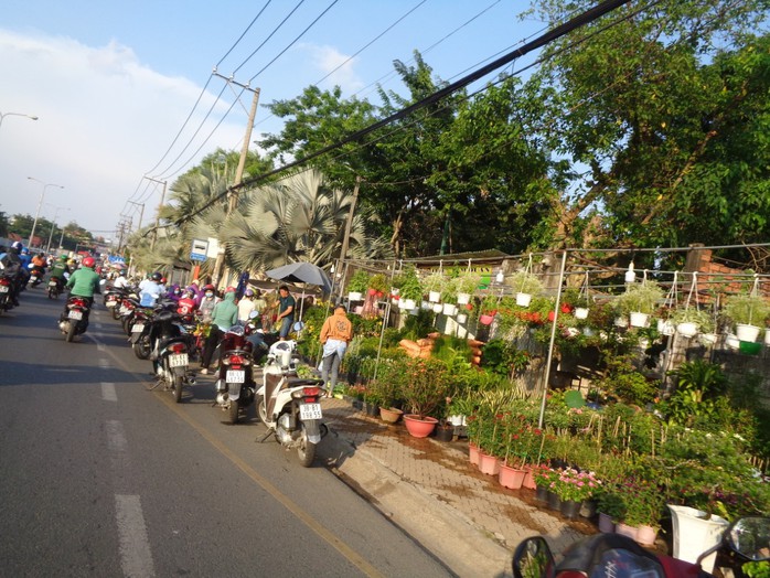 Buôn bán nguy hiểm trên Quốc lộ 1K - Ảnh 1.