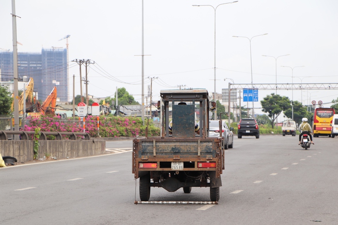 Đinh dày như mưa trên đường ở TP Thủ Đức - Ảnh 6.