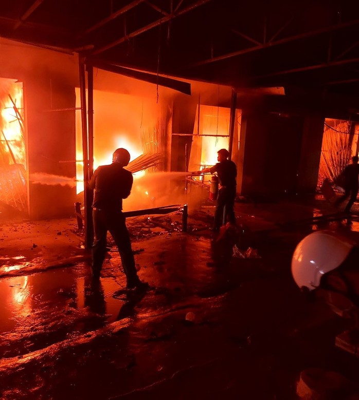 Vụ cháy chợ huyện Ea Súp: Mới kiểm đếm được hơn 1 nửa đã thiệt hại 36 tỉ đồng - Ảnh 1.