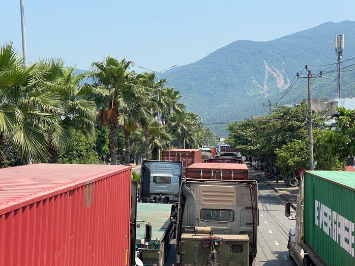 Hàng dài xe container ùn ứ trước cảng vì giải IRONMAN - Ảnh 6.