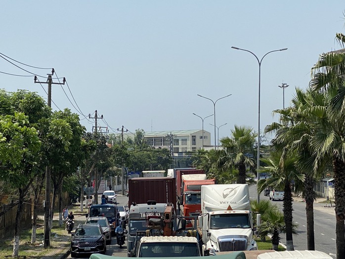 Hàng dài xe container ùn ứ trước cảng vì giải IRONMAN - Ảnh 4.
