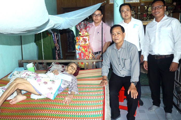 Trường ĐH Cửu Long tổ chức thăm các Mẹ Việt Nam Anh hùng - Ảnh 2.