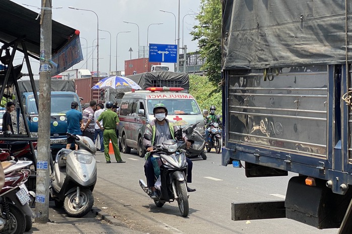 Đang kiểm tra xe tải, người đàn ông bị xe ba gác tông tử vong - Ảnh 3.