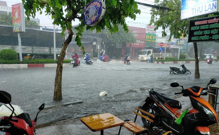 Đồng Nai: Mưa như trút nước, nhiều tuyến đường ngập nặng, xuất hiện mưa đá - Ảnh 6.