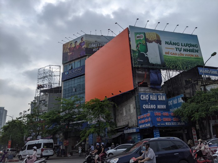 Mỏ vàng quảng cáo ngoài trời: Xử phạt, tháo dỡ hàng loạt bảng biển vi phạm - Ảnh 4.