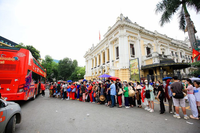 Xe buýt 2 tầng City Sightseeing có gì đặc biệt mà hàng ngàn người dân xếp hàng trải nghiệm? - Ảnh 3. Xe buýt 2 tầng City Sightseeing có gì đặc biệt mà hàng ngàn người dân xếp hàng trải nghiệm? - Ảnh 3.