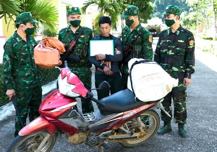 Bắt kẻ ôm ma túy vượt biên, liều lĩnh tông xe vào lực lượng biên phòng - Ảnh 1.