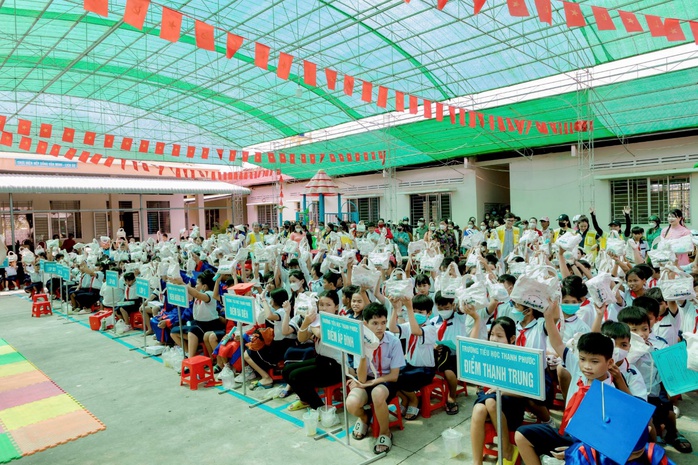CapitaLand Development hỗ trợ dụng cụ học tập cho 1.400 học sinh của bốn trường tại Việt Nam - Ảnh 1.