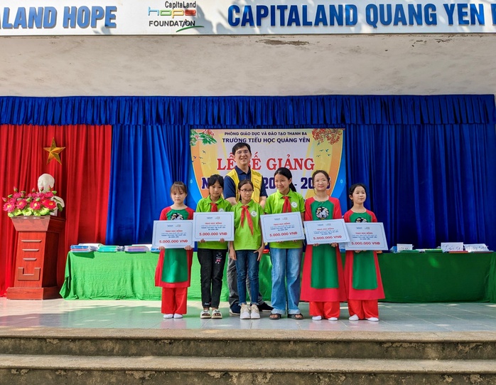 CapitaLand Development hỗ trợ dụng cụ học tập cho 1.400 học sinh của bốn trường tại Việt Nam - Ảnh 2.