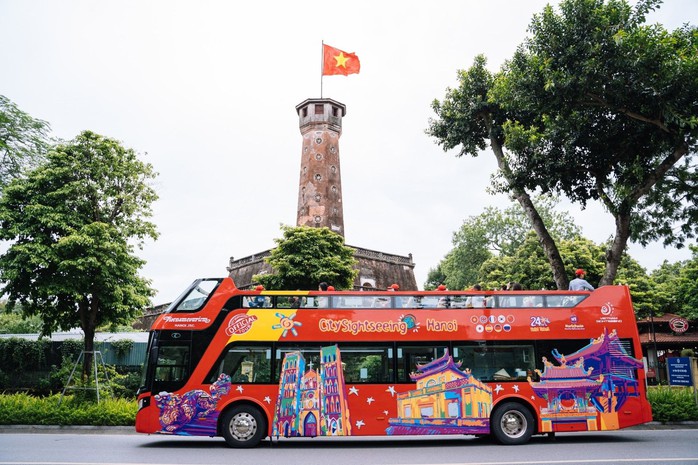 Xe buýt 2 tầng City Sightseeing có gì đặc biệt mà hàng ngàn người dân xếp hàng trải nghiệm? - Ảnh 1. Xe buýt 2 tầng City Sightseeing có gì đặc biệt mà hàng ngàn người dân xếp hàng trải nghiệm? - Ảnh 1.