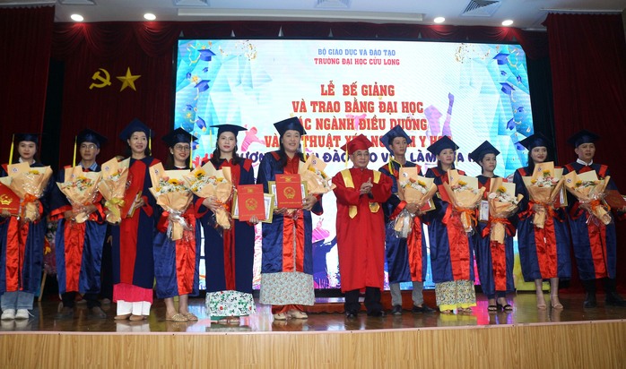 Trường ĐH Cửu Long trao bằng tốt nghiệp cho 560 tân cử nhân - Ảnh 4.