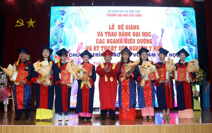 Trường ĐH Cửu Long trao bằng tốt nghiệp cho 560 tân cử nhân - Ảnh 3.