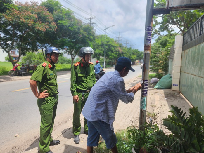 Công an TP HCM xử lý hàng loạt người dán quảng cáo hút hầm cầu - Ảnh 3.