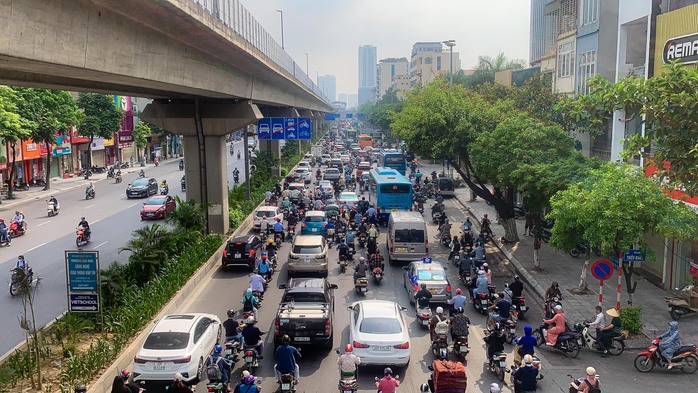 CLIP: Cận cảnh lô cốt khiến giao thông đường Nguyễn Trãi ùn ứ kéo dài giờ cao điểm - Ảnh 12.