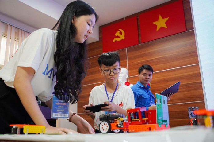 Thi Lắp ráp và lập trình Robot: Giải Vô địch điều khiển thuộc về Chu Khánh Hưng và Trần Trung Quân - Ảnh 4.