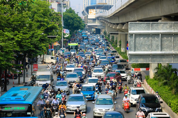CLIP: Cận cảnh lô cốt khiến giao thông đường Nguyễn Trãi ùn ứ kéo dài giờ cao điểm - Ảnh 5.