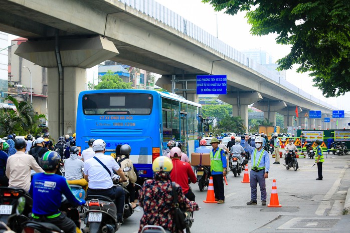 CLIP: Cận cảnh lô cốt khiến giao thông đường Nguyễn Trãi ùn ứ kéo dài giờ cao điểm - Ảnh 7.