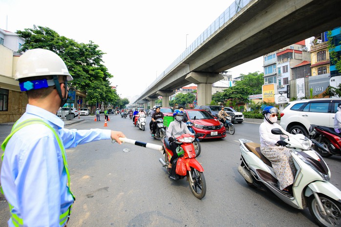CLIP: Cận cảnh lô cốt khiến giao thông đường Nguyễn Trãi ùn ứ kéo dài giờ cao điểm - Ảnh 8.